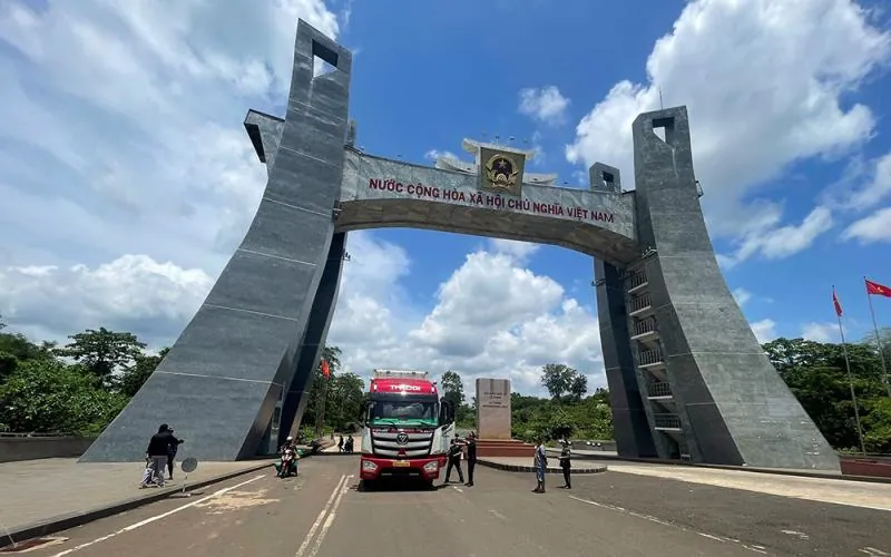 Le Thanh gate arch on the Vietnam side