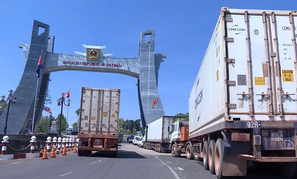 Container trucks queuing at Le Thanh